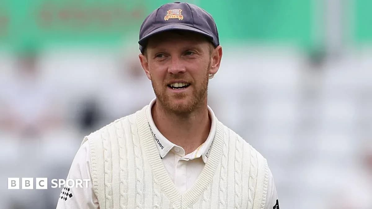 Jugador de cricket sonriendo en el campo de juego