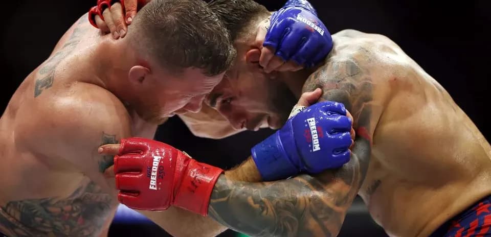 Dos luchadores en combate cuerpo a cuerpo