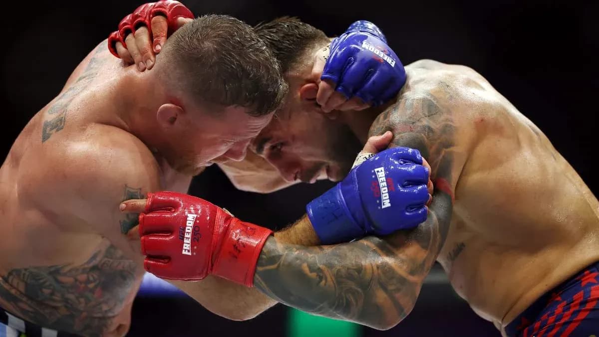 Dos luchadores en combate cuerpo a cuerpo