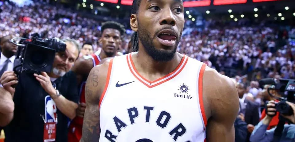 Kawhi Leonard saliendo de la cancha tras el partido