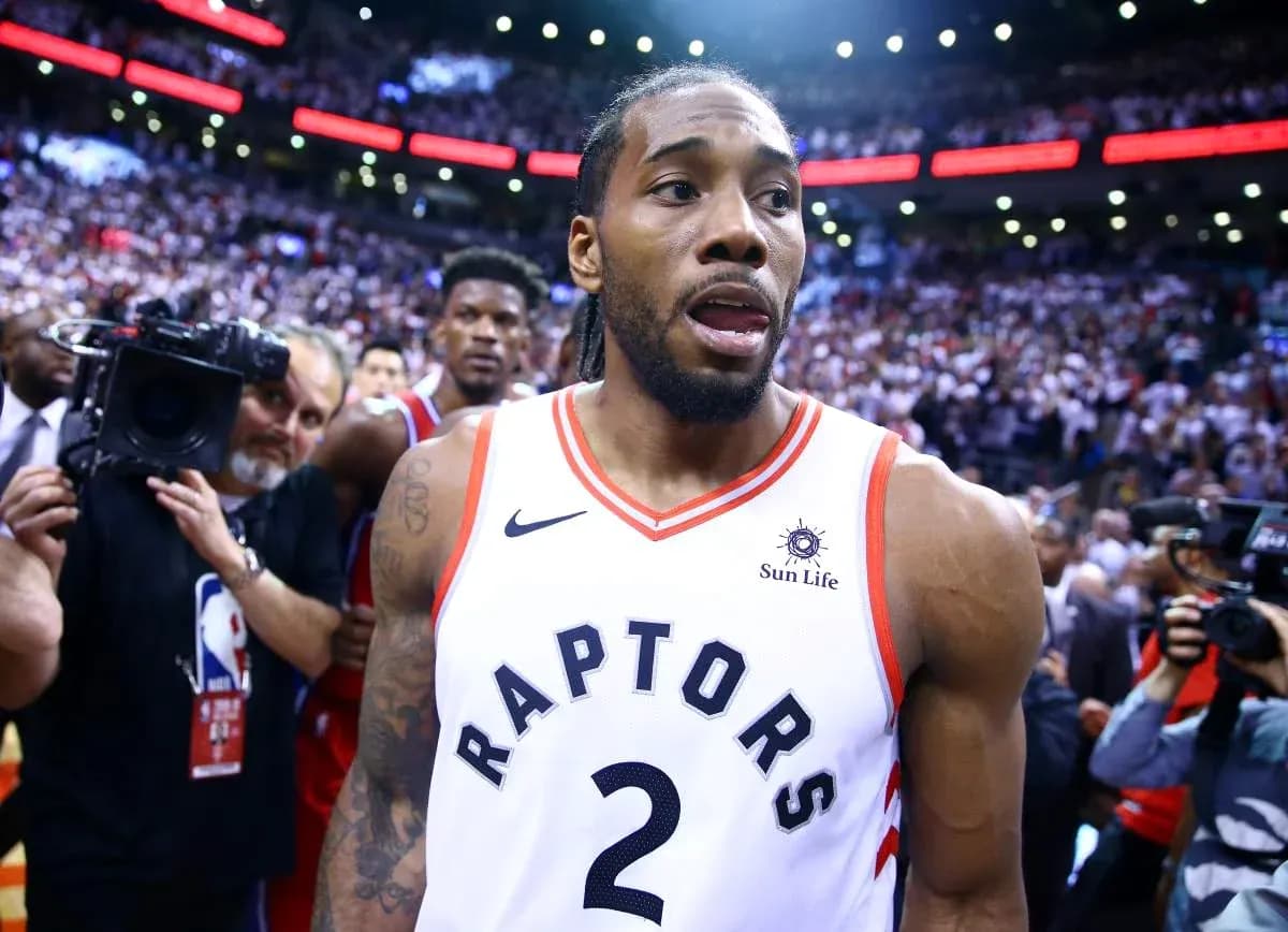 Kawhi Leonard saliendo de la cancha tras el partido