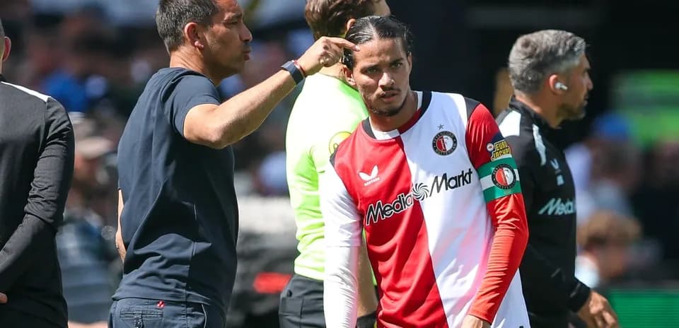 Entrenador instruyendo a jugador en la banda