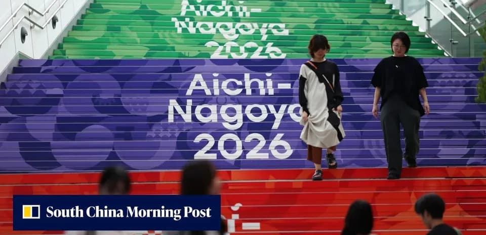 Mujeres bajando escaleras con diseño Aichi-Nagoya 2026