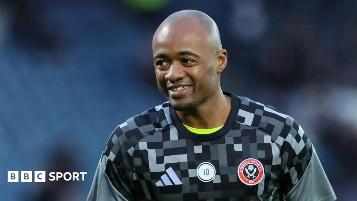 Portero de Sheffield United sonriendo en el campo