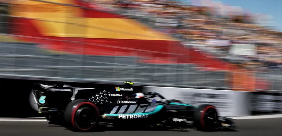 Coche de Fórmula 1 en movimiento en circuito