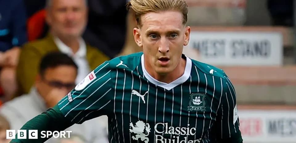 Jugador de Plymouth Argyle corriendo con balón