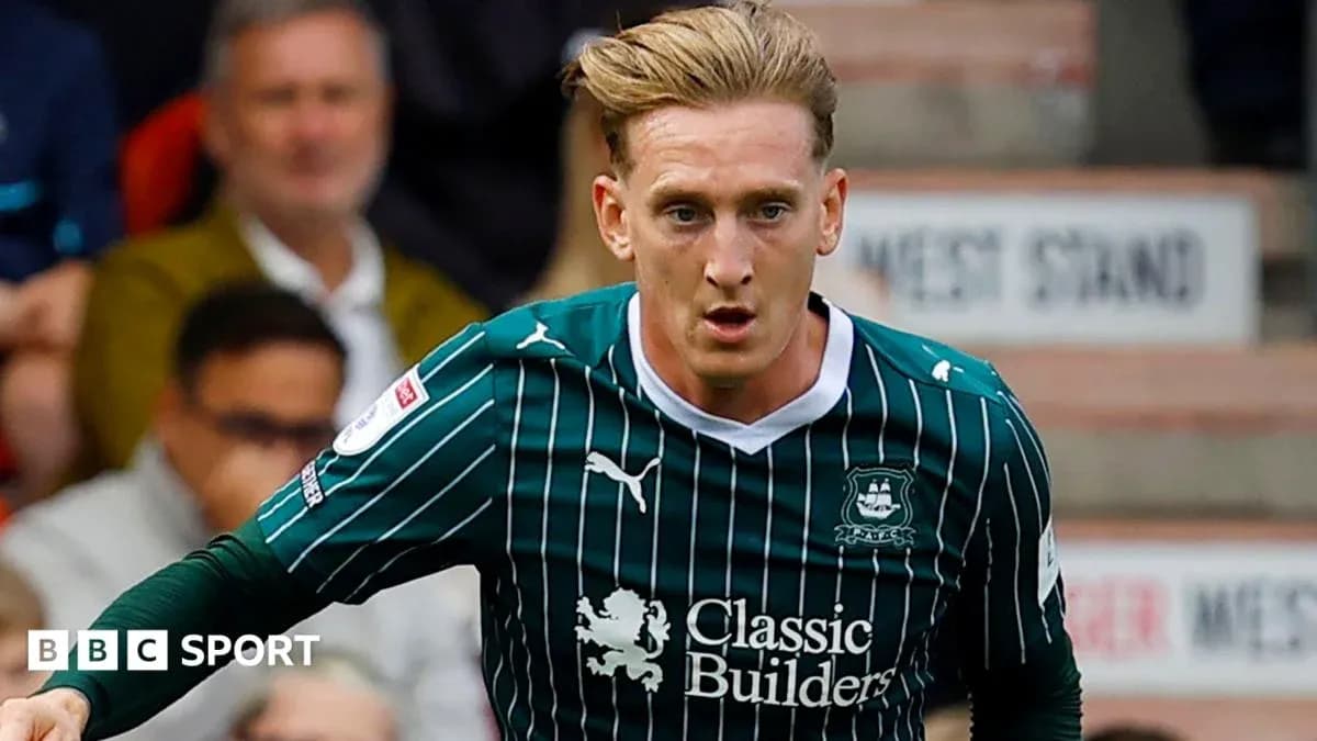 Jugador de Plymouth Argyle corriendo con balón