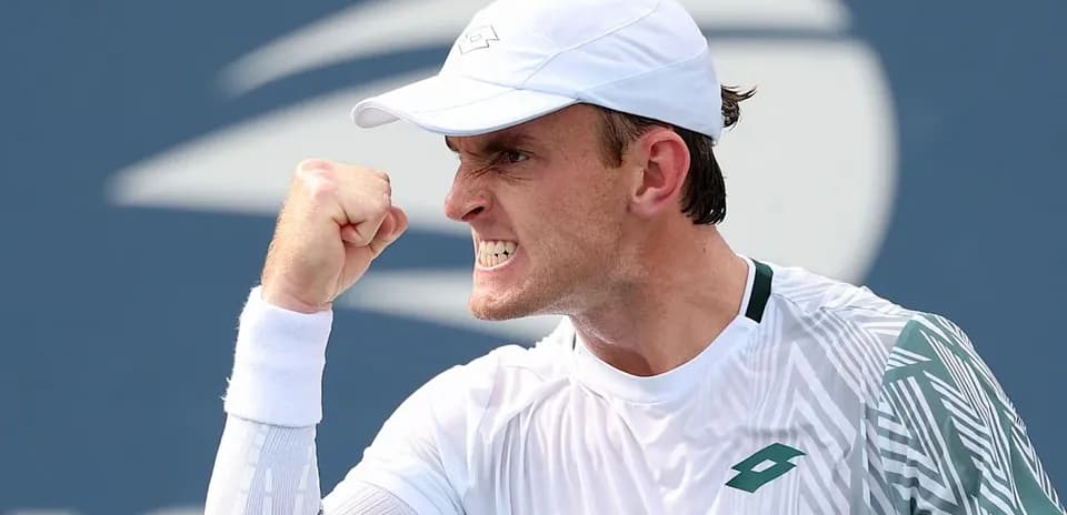 Jugador de tenis celebrando con un puño en alto