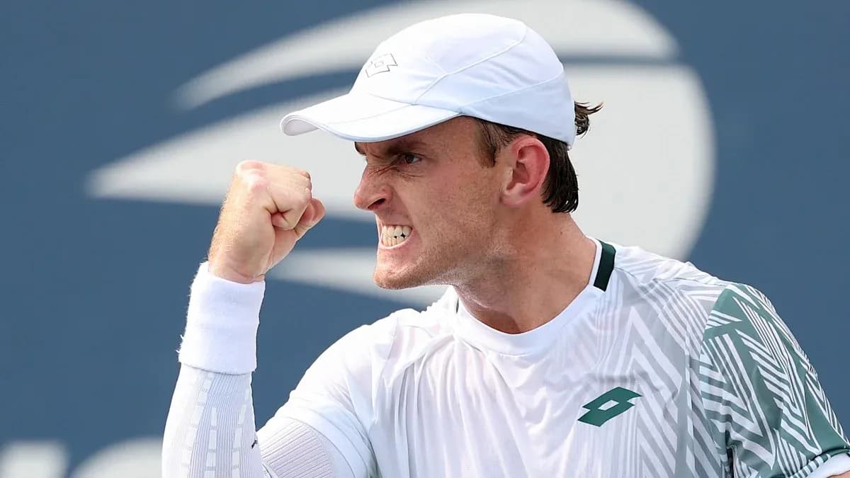 Jugador de tenis celebrando con un puño en alto
