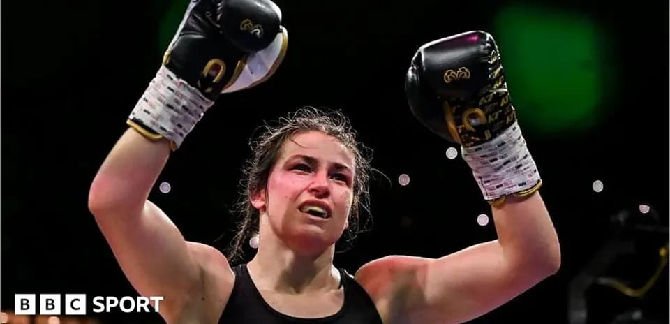 Boxeadora levantando los brazos tras la victoria