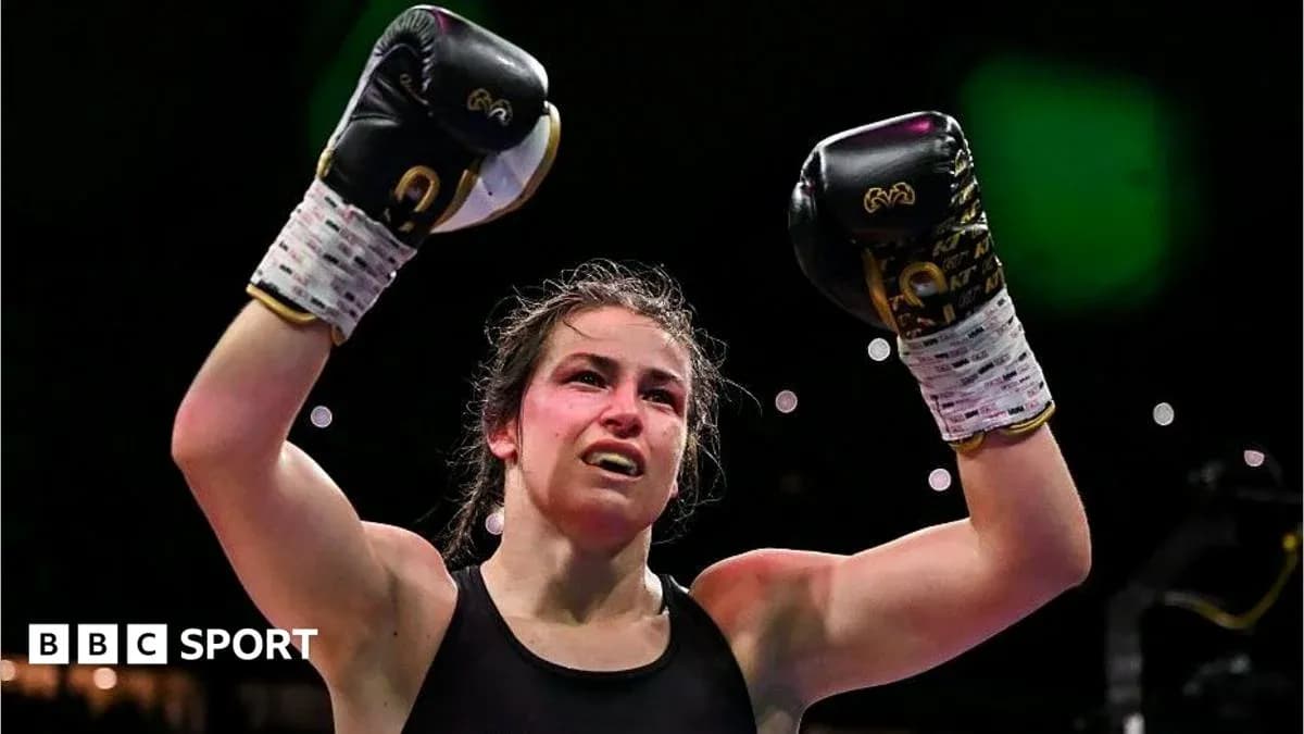 Boxeadora levantando los brazos tras la victoria