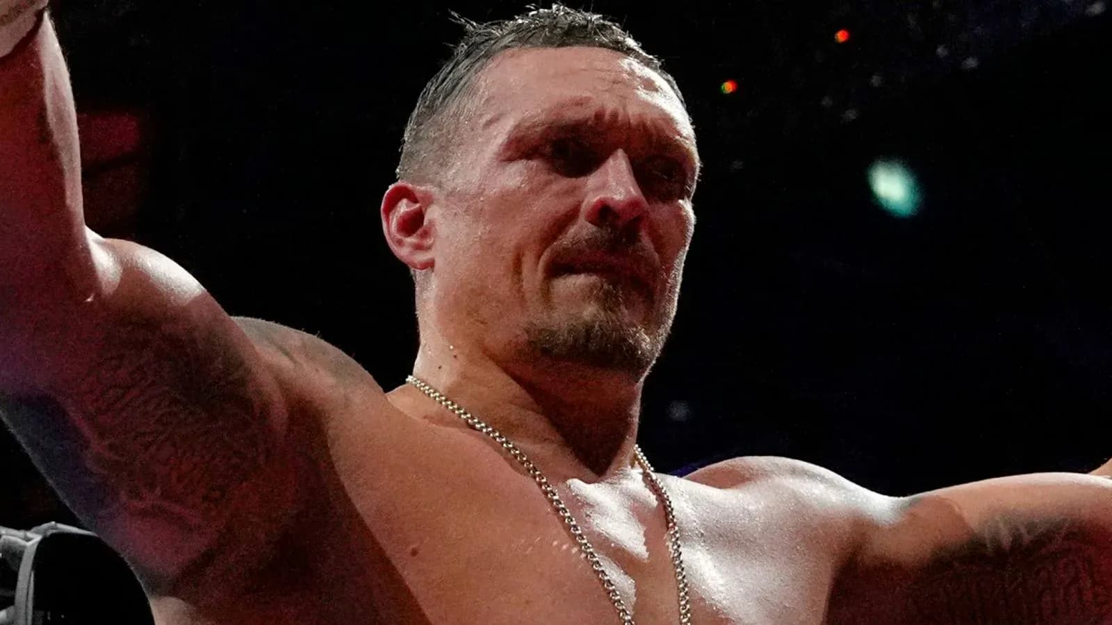 Boxeador levantando los brazos tras la victoria