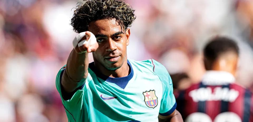Jugador de Barcelona señalando durante el partido
