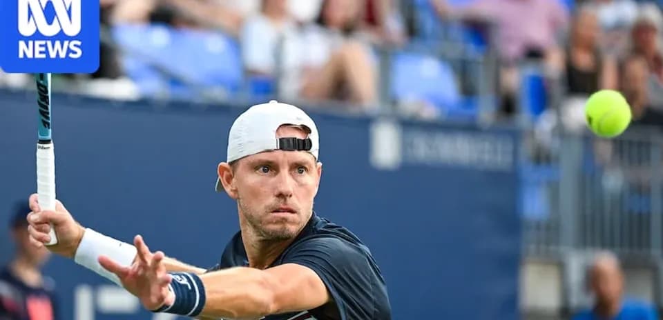Jugador de tenis golpeando la pelota en un partido