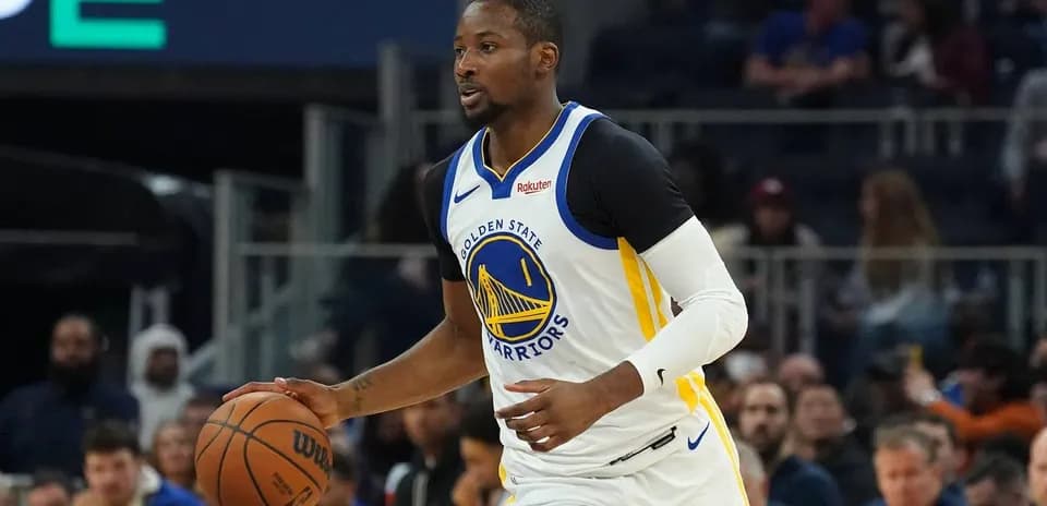 Jugador de los Golden State Warriors driblando el balón