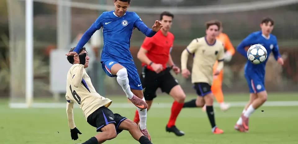 Jugador de Chelsea esquivando a oponente en el campo