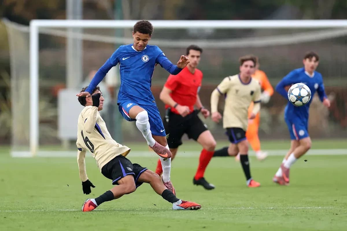 Jugador de Chelsea esquivando a oponente en el campo