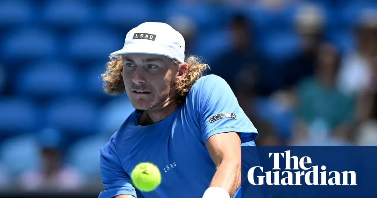Jugador de tenis golpeando la pelota en la cancha