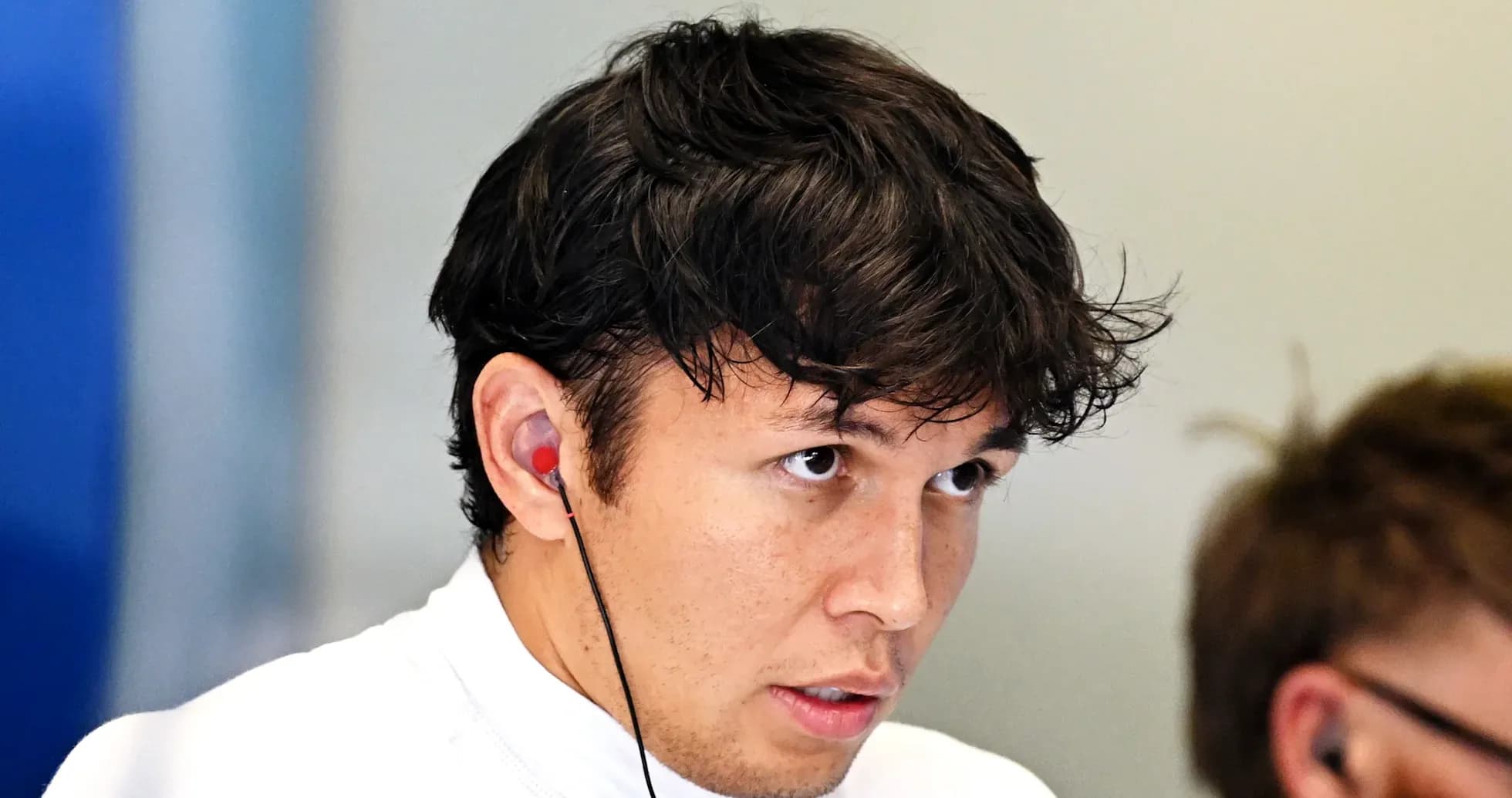 Piloto escuchando atentamente con auriculares en equipo