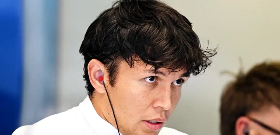 Piloto escuchando atentamente con auriculares en equipo