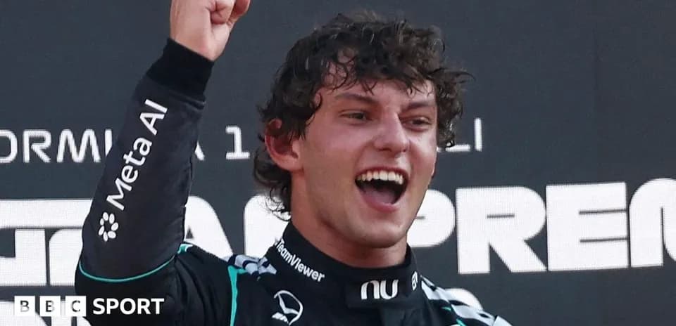 Piloto celebrando en el podio después de la carrera