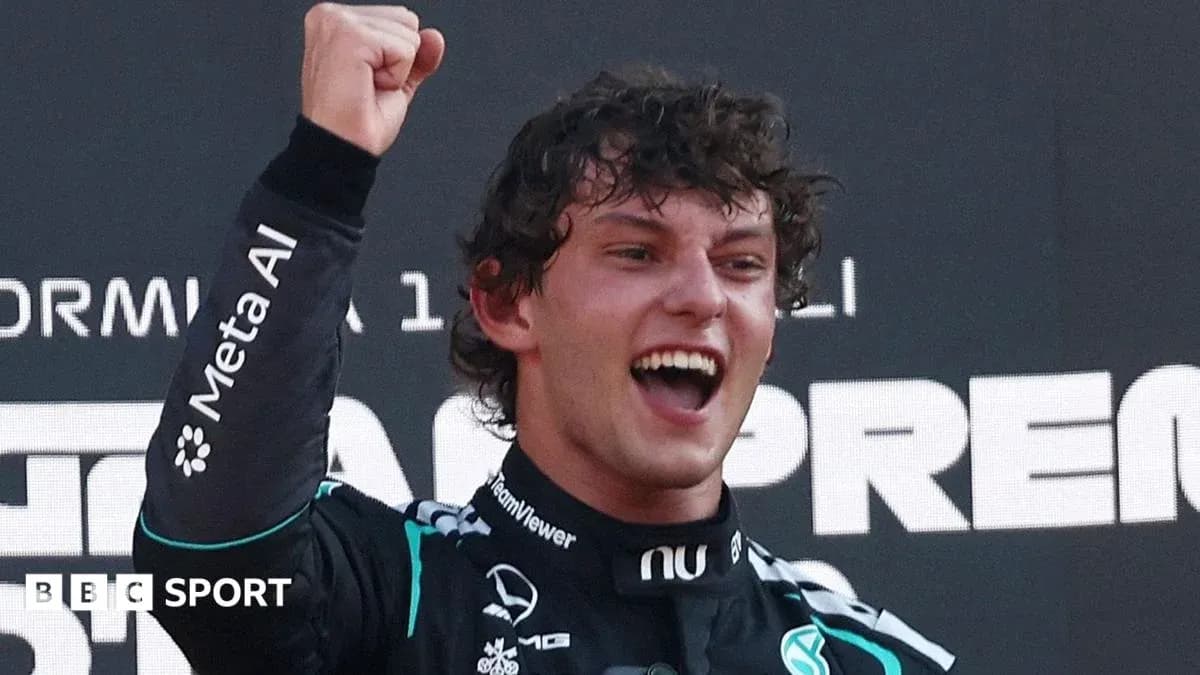 Piloto celebrando en el podio después de la carrera