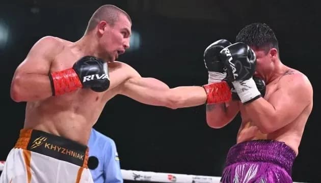 Boxeador lanzando un golpe a su oponente en el ring