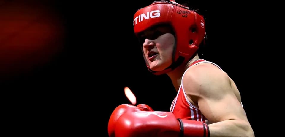 Boxeadora con guantes rojos en acción