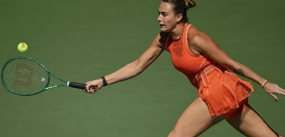 Jugadora golpeando una pelota de tenis en la cancha