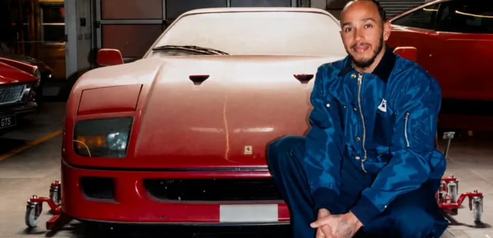 Hombre posando junto a un Ferrari rojo en taller