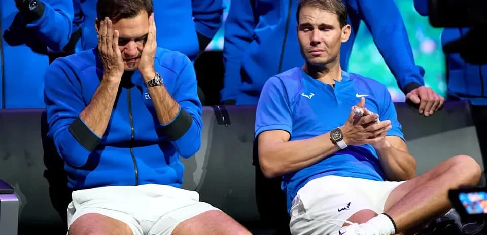 Roger Federer y Rafael Nadal sentados en el escenario