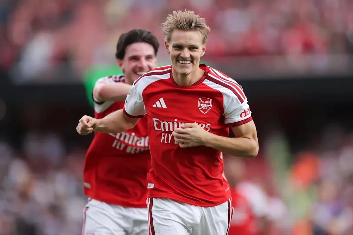 Jugador de Arsenal celebrando un gol con compañero