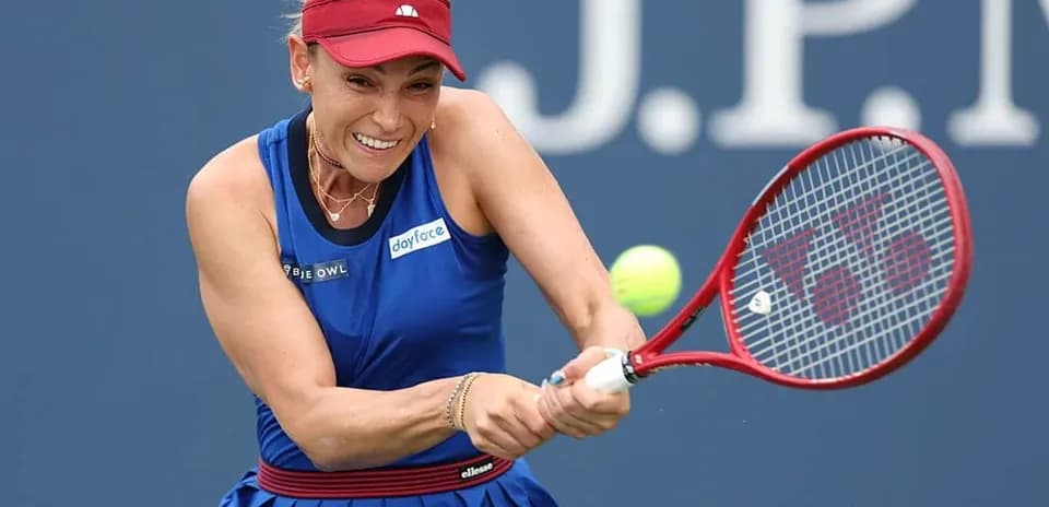 Jugadora golpeando una pelota de tenis en partido