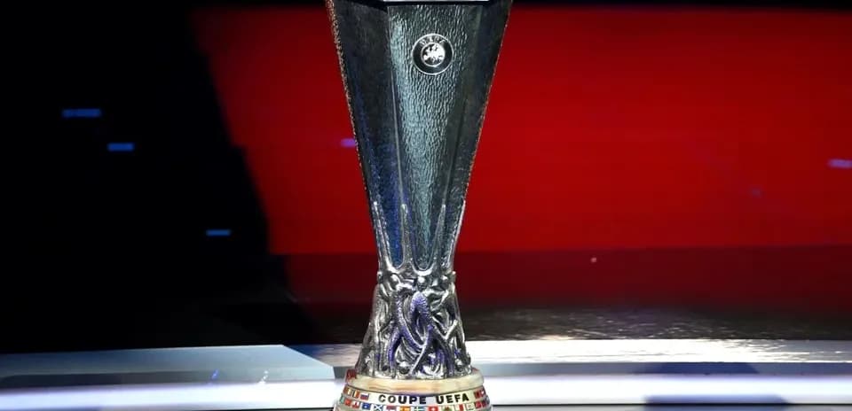 Trofeo de la UEFA Europa League en un escenario
