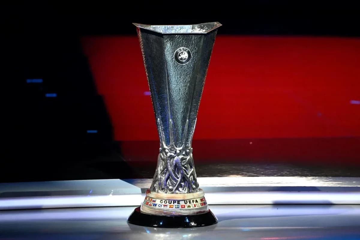 Trofeo de la UEFA Europa League en un escenario