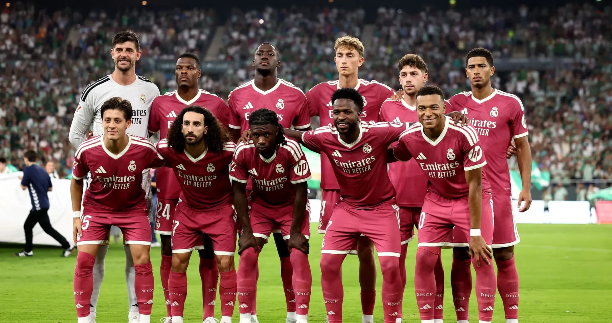 Equipo del Real Madrid posando en el campo