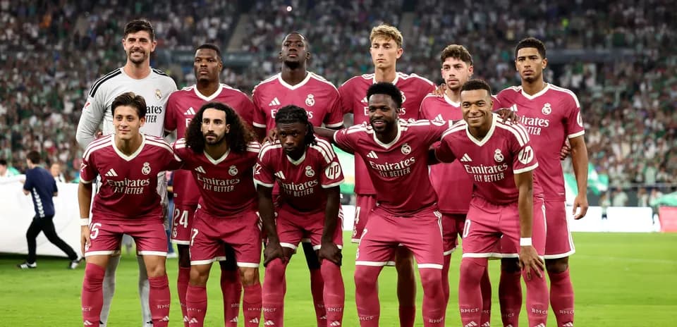 Equipo del Real Madrid posando en el campo