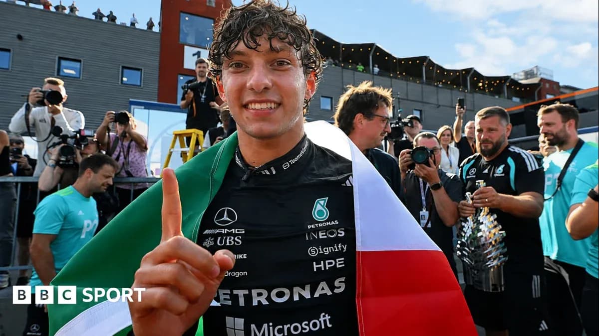 Piloto celebrando con bandera italiana tras carrera