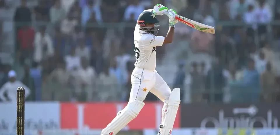 Bateador de Pakistán golpeando la pelota en el cricket