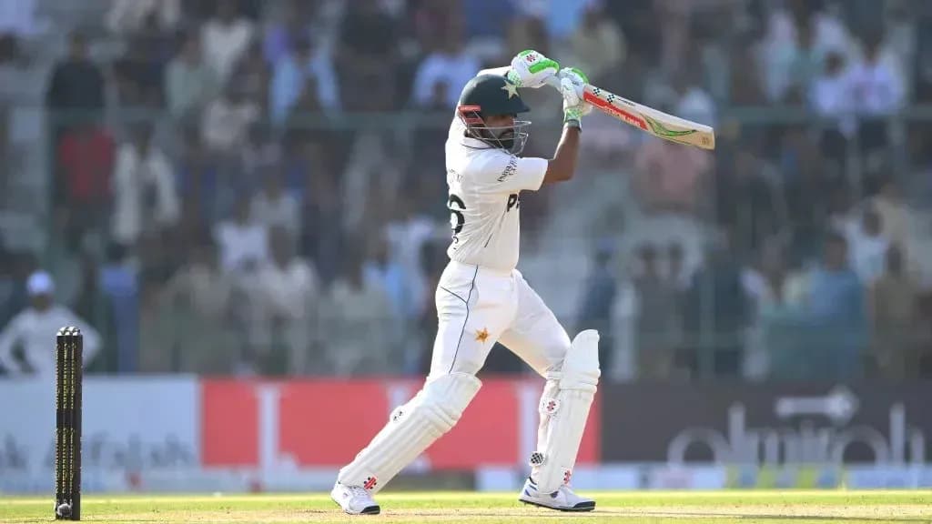 Bateador de Pakistán golpeando la pelota en el cricket