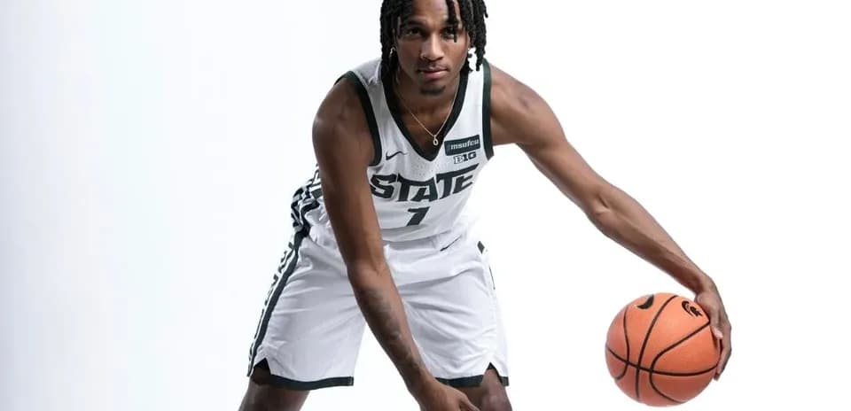 Jugador de baloncesto con balón en acción