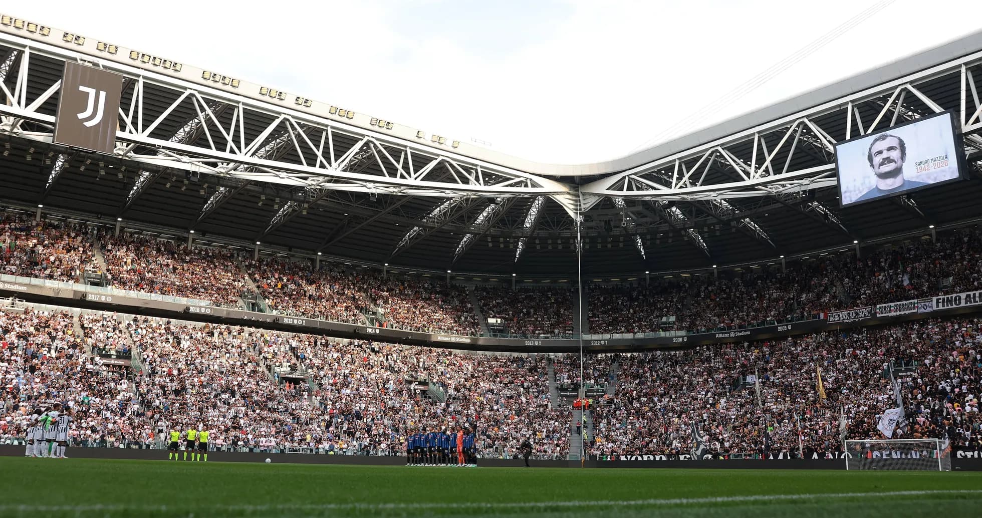 Jugadores en formación en el Allianz Stadium lleno