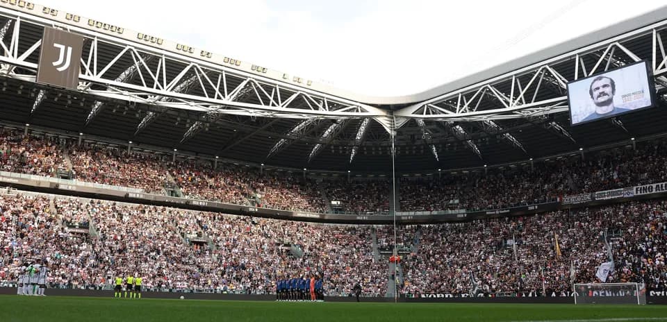 Jugadores en formación en el Allianz Stadium lleno