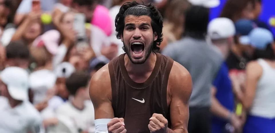 Jugador celebrando victoria en un torneo de tenis