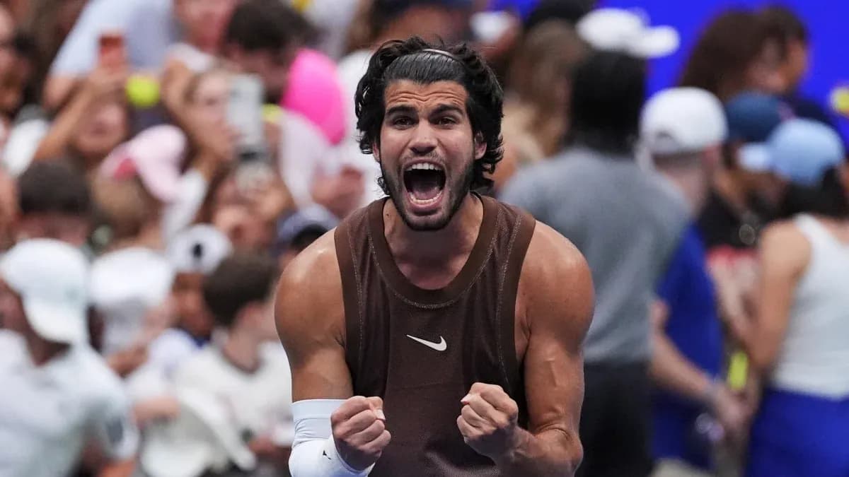 Jugador celebrando victoria en un torneo de tenis