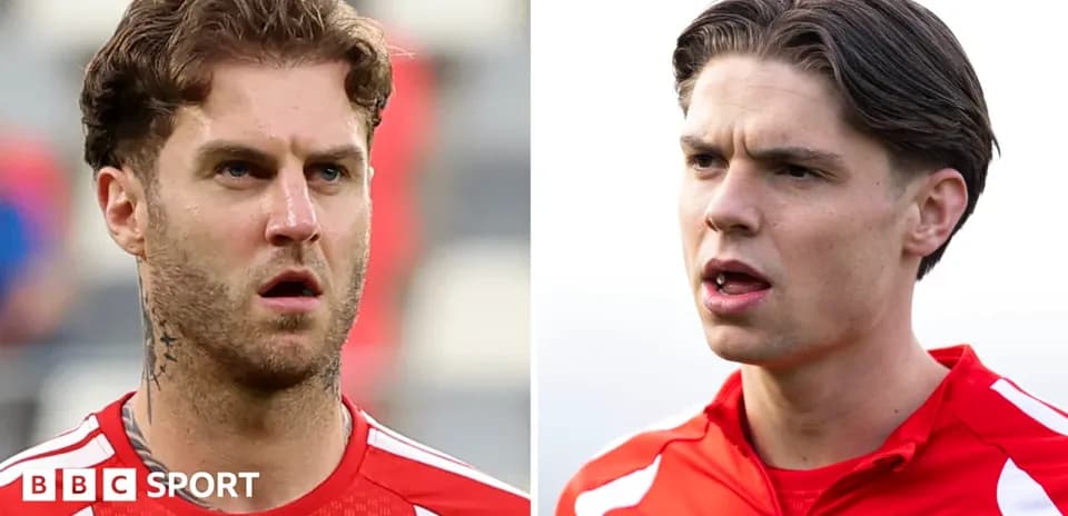 Dos jugadores en la cancha durante un partido