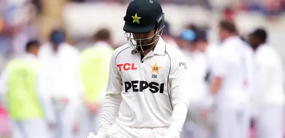 Jugador de cricket de Pakistán caminando con cabeza agachada