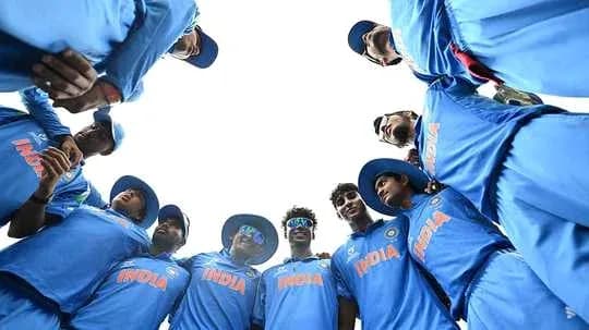 Jugadores de cricket de India en círculo durante reunión