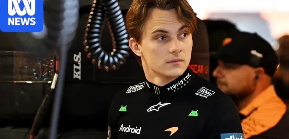 Piloto de Fórmula 1 en el garaje de McLaren