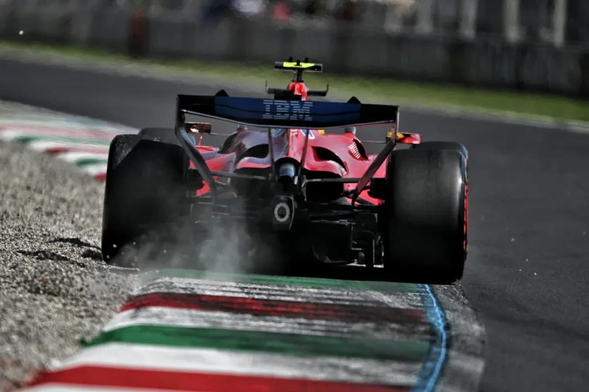 Coche de Fórmula 1 en curva con humo en pista